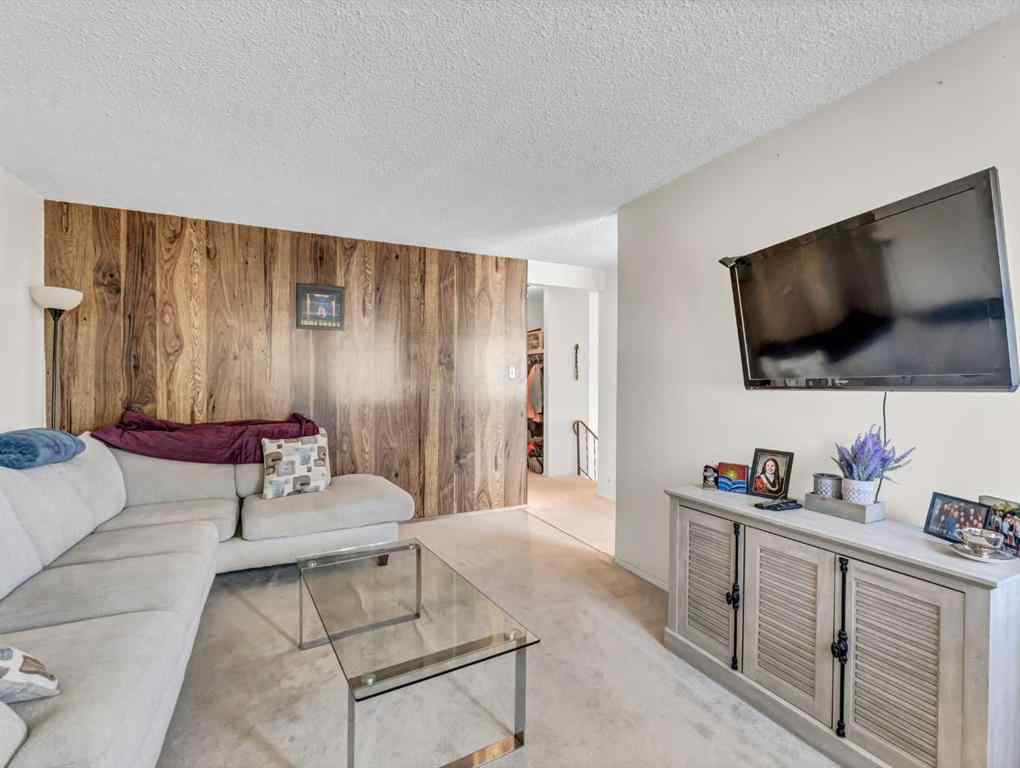 MLS® A2241110 - 271 18 Street NE in Northeast Crescent Heights Medicine Hat, Residential