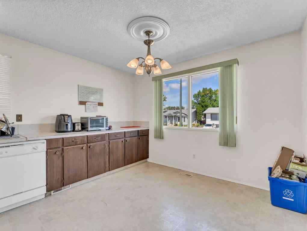 MLS® A2241110 - 271 18 Street NE in Northeast Crescent Heights Medicine Hat, Residential