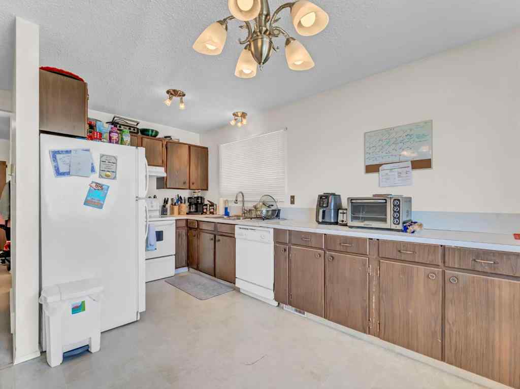 MLS® A2241110 - 271 18 Street NE in Northeast Crescent Heights Medicine Hat, Residential