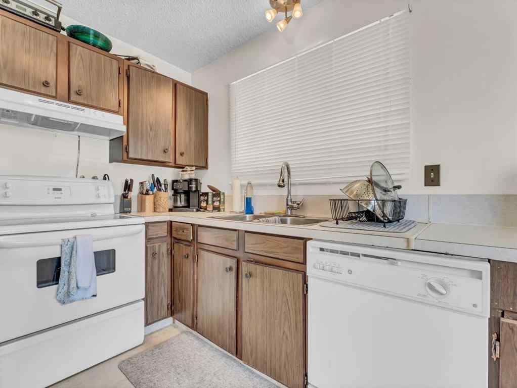 MLS® A2241110 - 271 18 Street NE in Northeast Crescent Heights Medicine Hat, Residential