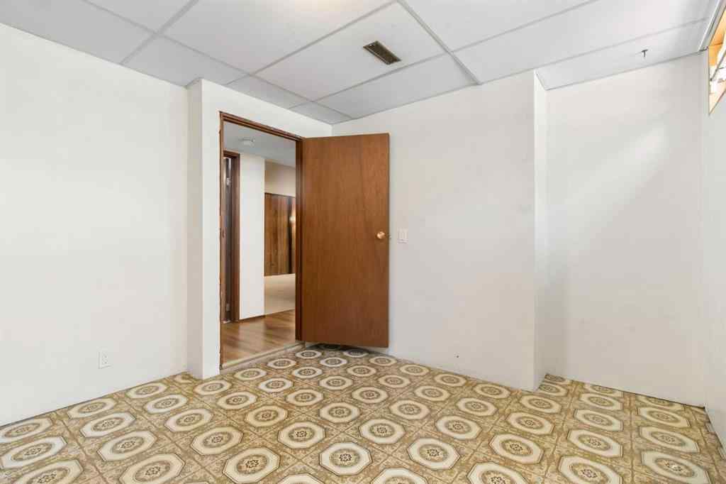 MLS® A2241129 - 5003 Vantage Crescent NW in Varsity Calgary, Residential