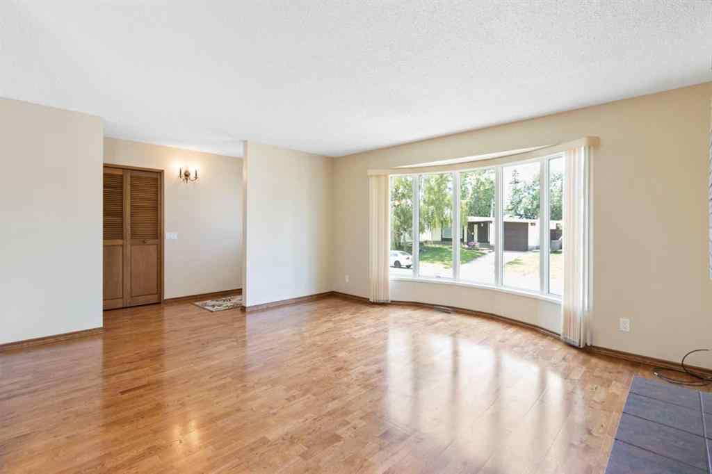 MLS® A2241129 - 5003 Vantage Crescent NW in Varsity Calgary, Residential