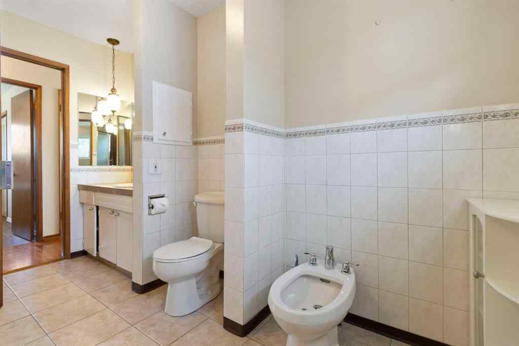 MLS® A2241129 - 5003 Vantage Crescent NW in Varsity Calgary, Residential