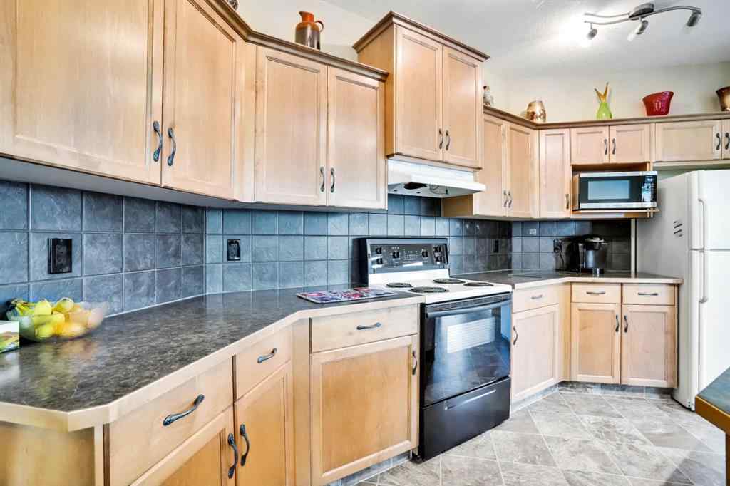MLS® A2241148 - 28 Elmont Mews SW in Springbank Hill Calgary, Residential