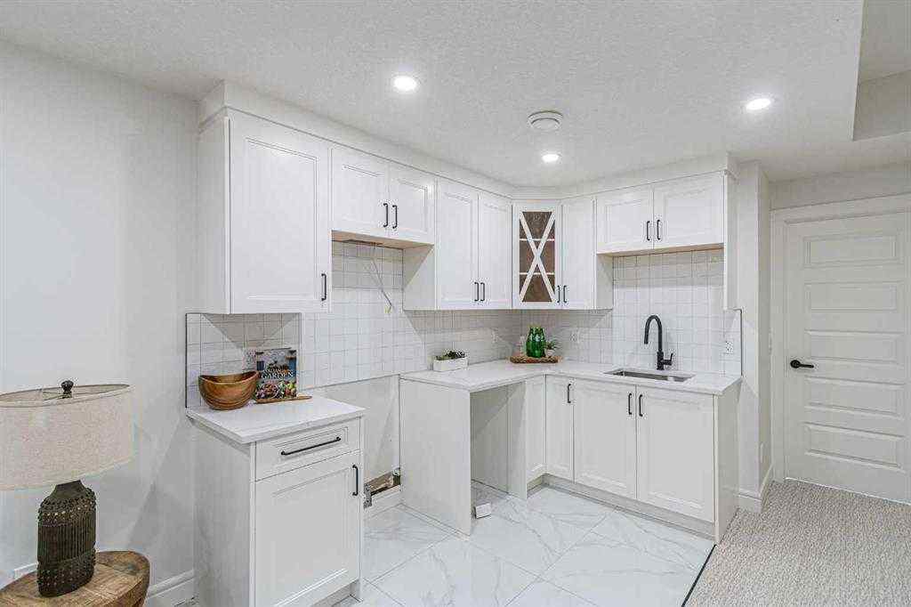 MLS® A2241293 - 2036 Broadview Road NW in West Hillhurst Calgary, Residential