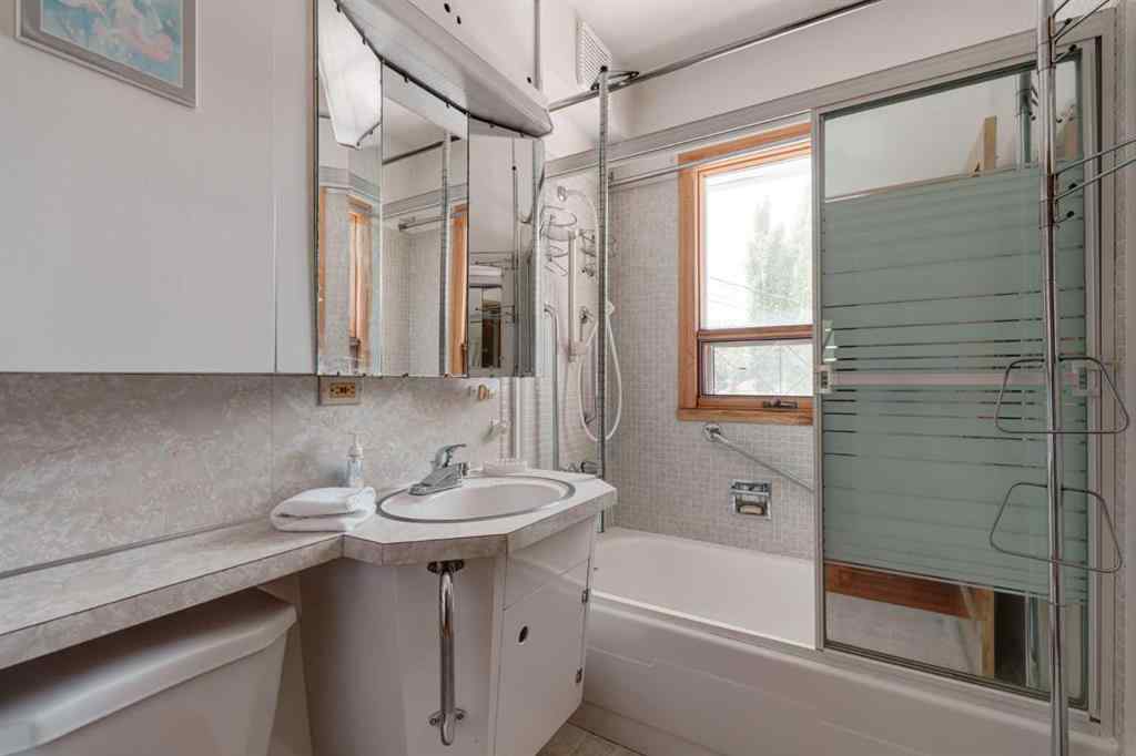MLS® A2241365 - 2021 33 Street SW in Killarney/Glengarry Calgary, Residential
