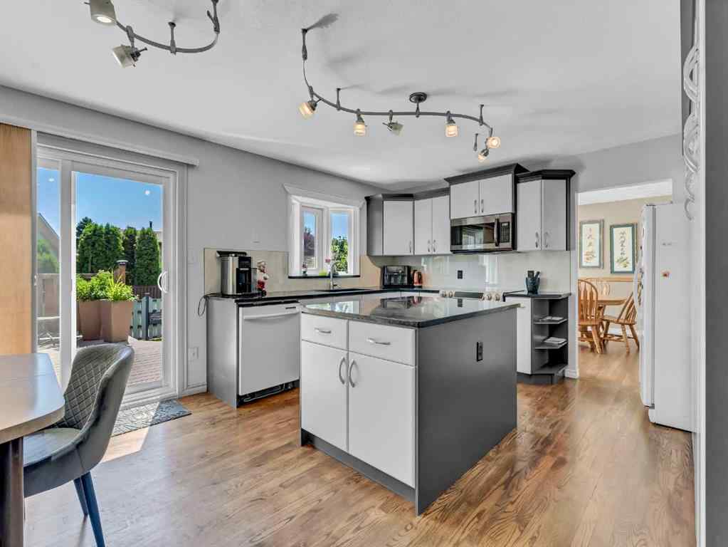 MLS® A2241386 - 29 Rideau Close SE in Ross Glen Medicine Hat, Residential