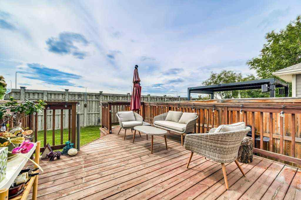 MLS® A2241510 - 401 Mahogany Court SE in Mahogany Calgary, Residential