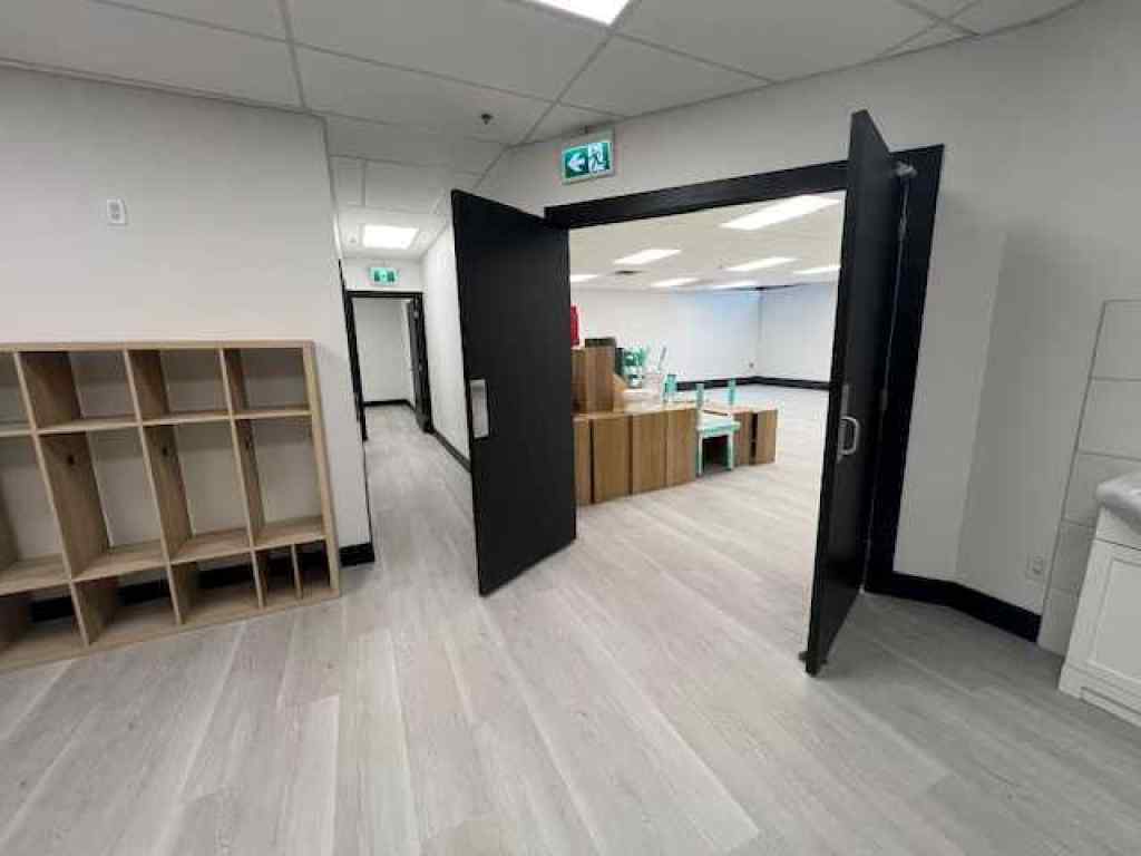 MLS® A2241590 - 1015 Centre Street NW in Crescent Heights Calgary, Commercial