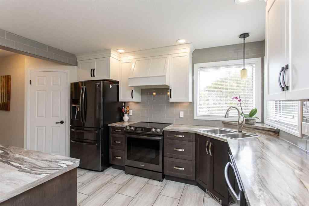MLS® A2241619 - 6 Lilac Close  in Nursery Grove Lacombe, Residential