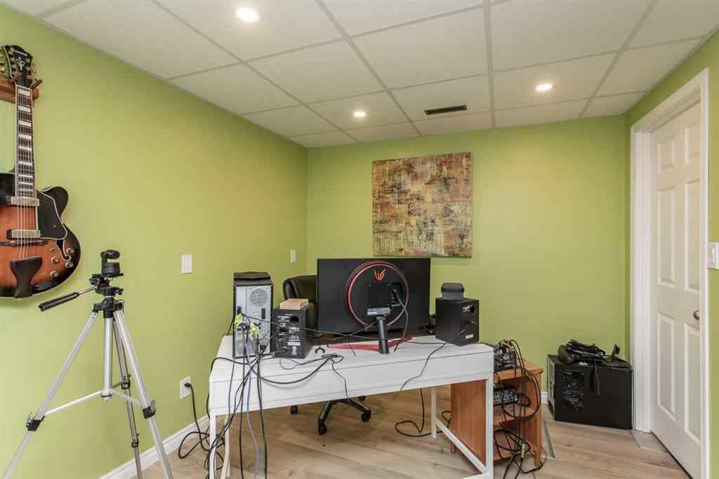 MLS® A2241619 - 6 Lilac Close  in Nursery Grove Lacombe, Residential