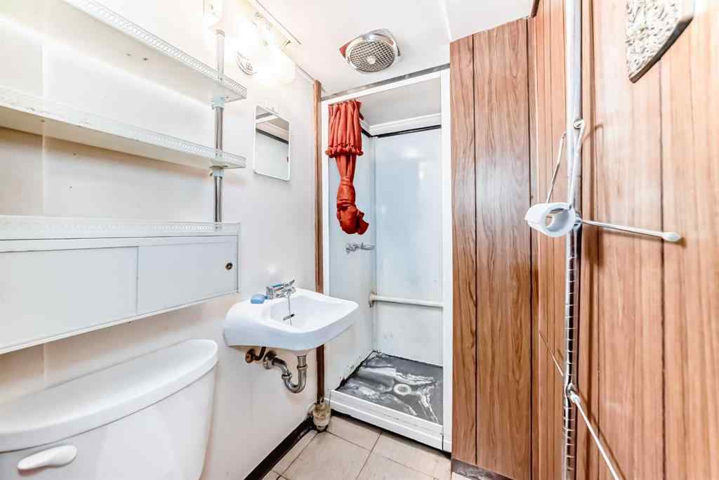 MLS® A2241751 - 2425 2 Avenue NW in West Hillhurst Calgary, Residential