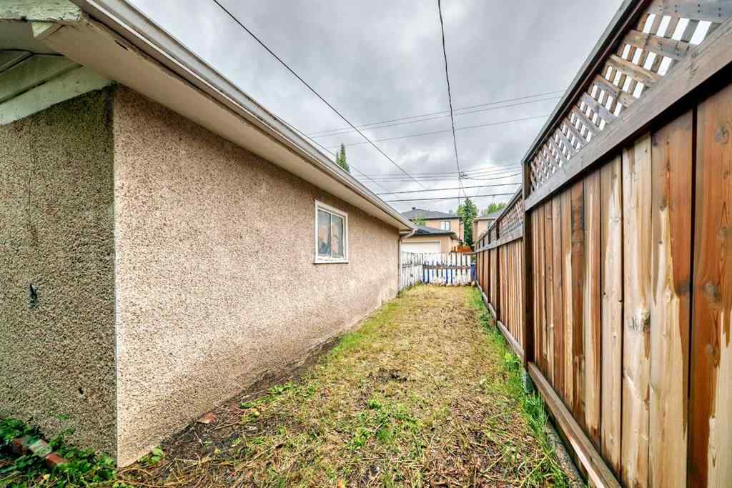MLS® A2241751 - 2425 2 Avenue NW in West Hillhurst Calgary, Residential
