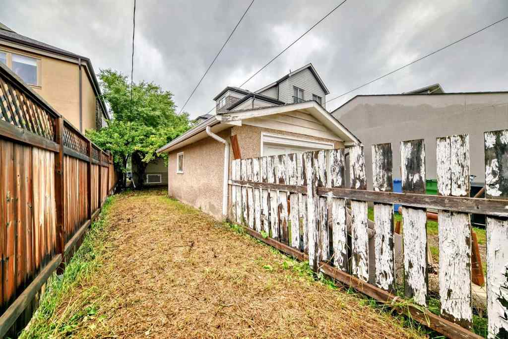 MLS® A2241751 - 2425 2 Avenue NW in West Hillhurst Calgary, Residential