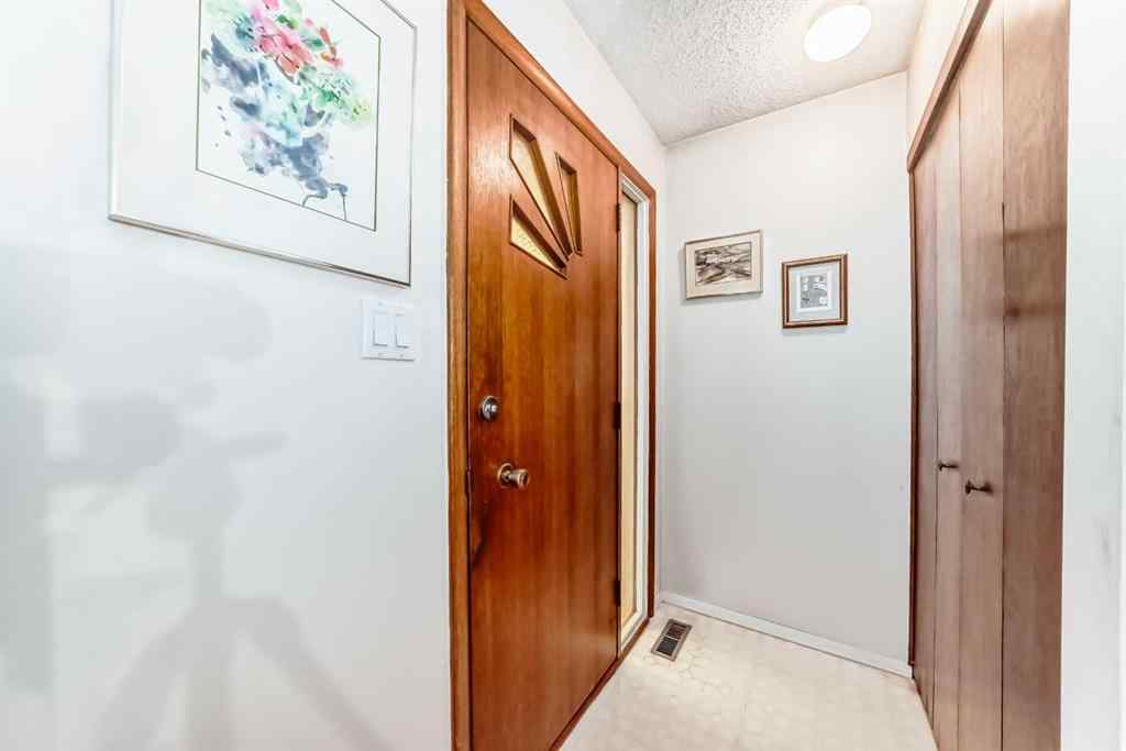 MLS® A2241751 - 2425 2 Avenue NW in West Hillhurst Calgary, Residential
