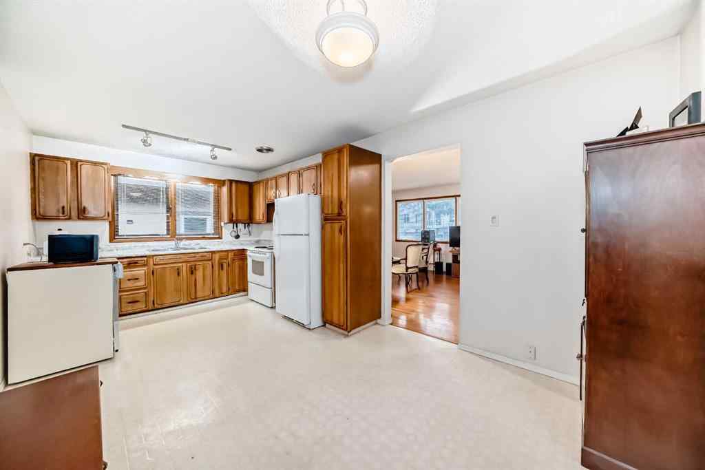 MLS® A2241751 - 2425 2 Avenue NW in West Hillhurst Calgary, Residential