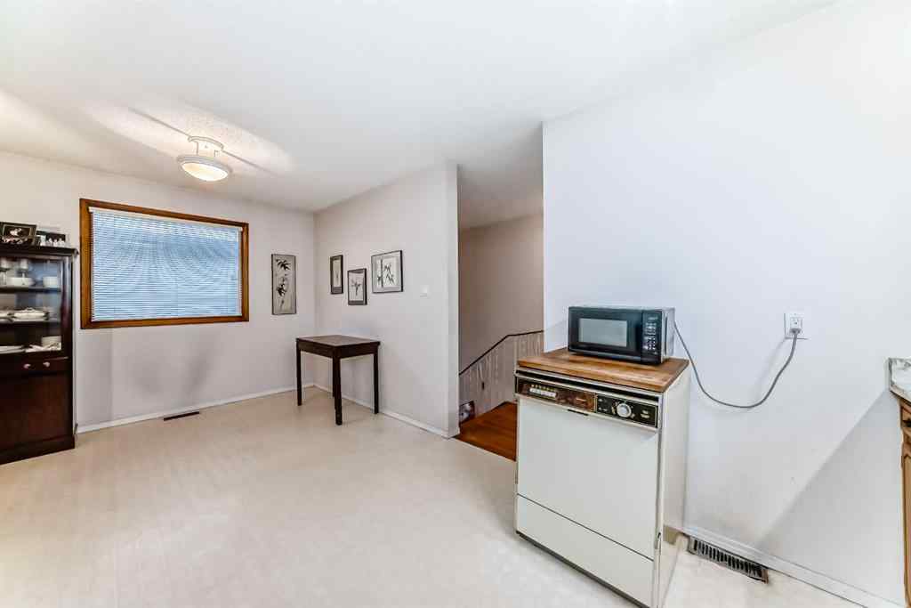 MLS® A2241751 - 2425 2 Avenue NW in West Hillhurst Calgary, Residential
