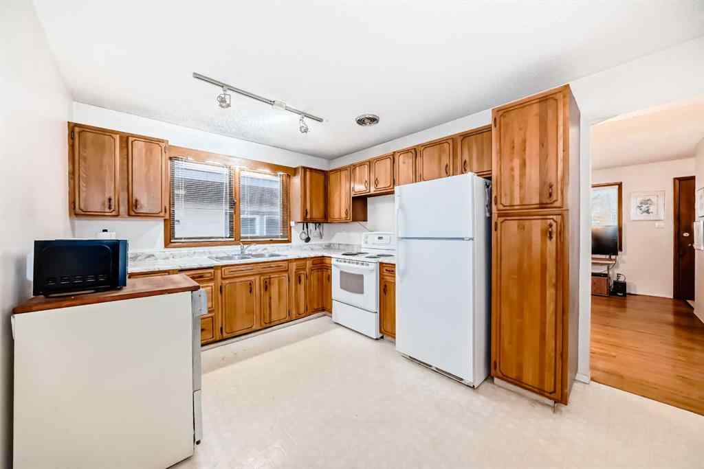 MLS® A2241751 - 2425 2 Avenue NW in West Hillhurst Calgary, Residential