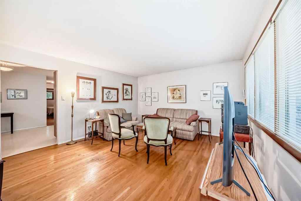 MLS® A2241751 - 2425 2 Avenue NW in West Hillhurst Calgary, Residential