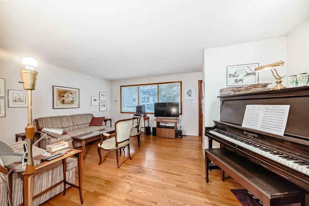 MLS® A2241751 - 2425 2 Avenue NW in West Hillhurst Calgary, Residential
