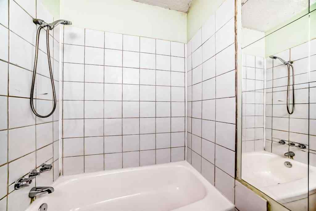 MLS® A2241751 - 2425 2 Avenue NW in West Hillhurst Calgary, Residential