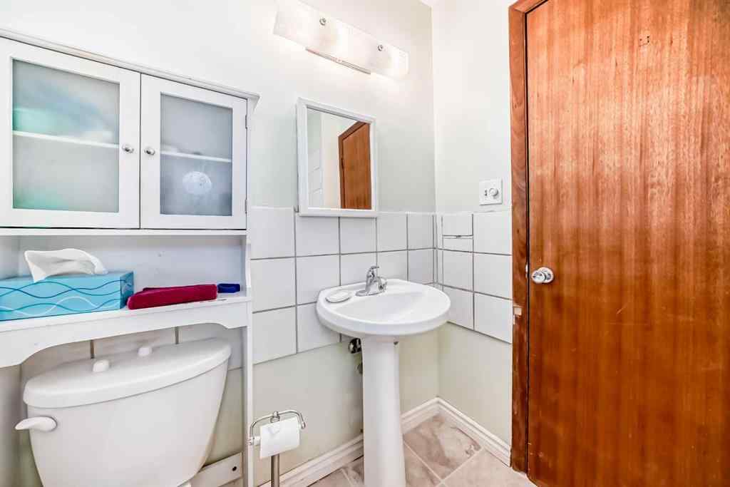 MLS® A2241751 - 2425 2 Avenue NW in West Hillhurst Calgary, Residential