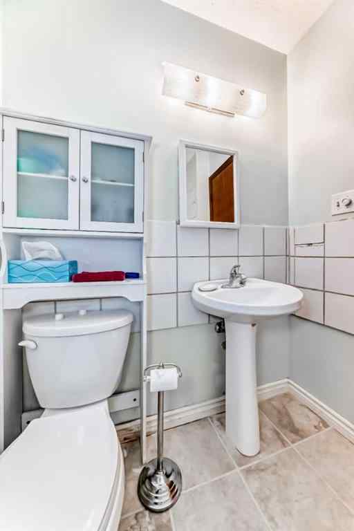 MLS® A2241751 - 2425 2 Avenue NW in West Hillhurst Calgary, Residential
