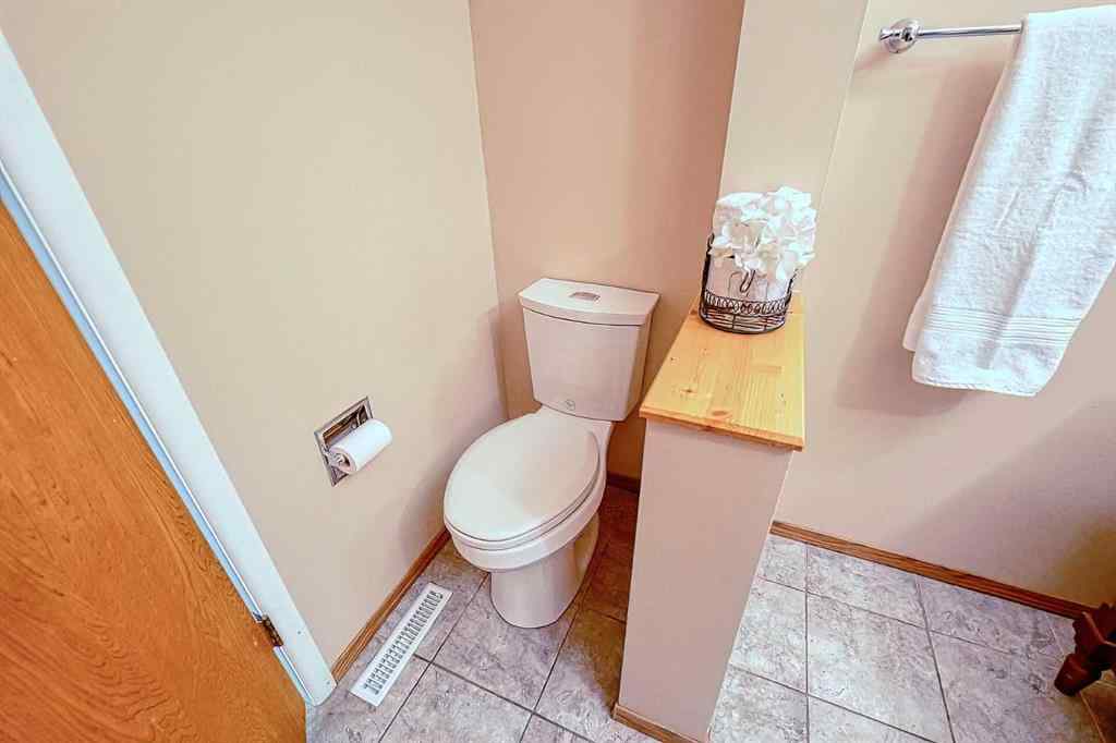 MLS® A2241835 - 5007 Vallance Crescent NW in Varsity Calgary, Residential