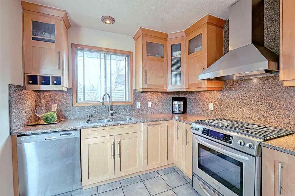 MLS® A2241835 - 5007 Vallance Crescent NW in Varsity Calgary, Residential