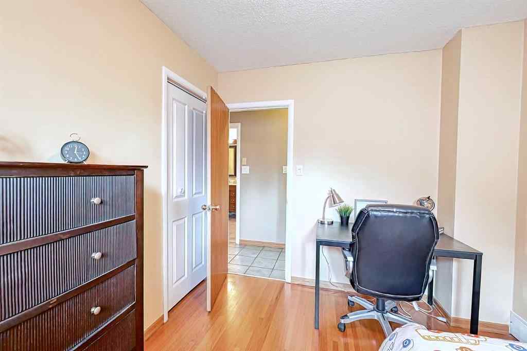 MLS® A2241835 - 5007 Vallance Crescent NW in Varsity Calgary, Residential