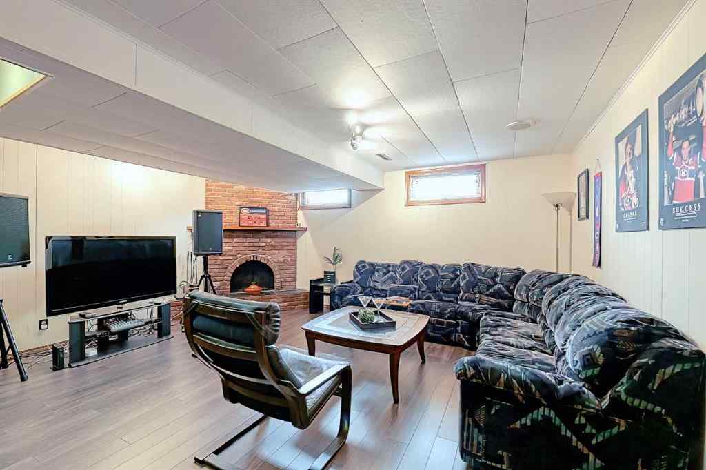 MLS® A2241835 - 5007 Vallance Crescent NW in Varsity Calgary, Residential