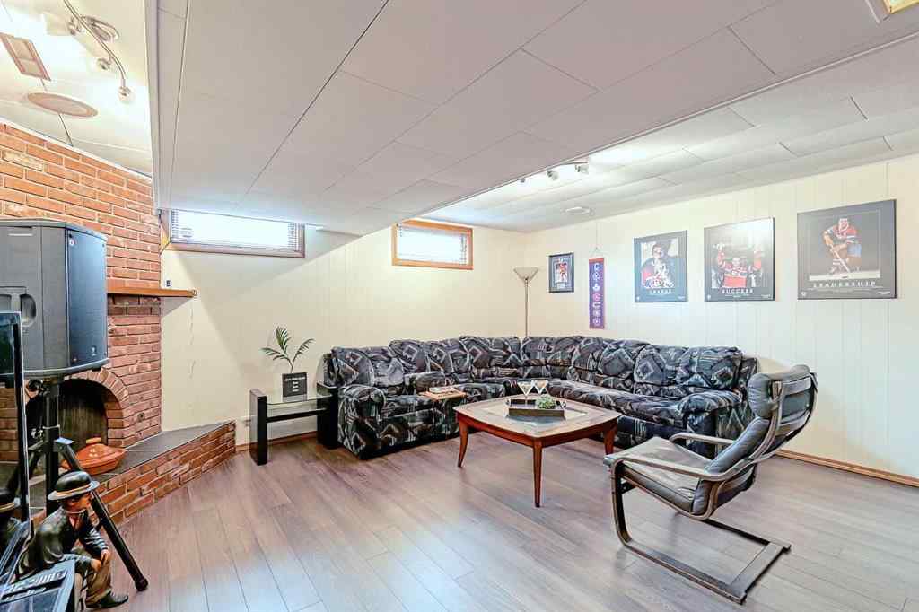 MLS® A2241835 - 5007 Vallance Crescent NW in Varsity Calgary, Residential