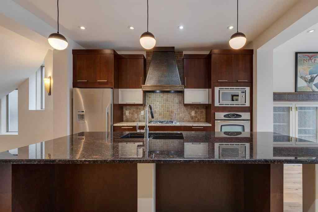MLS® A2241994 - 2005 32 Avenue SW in South Calgary Calgary, Residential