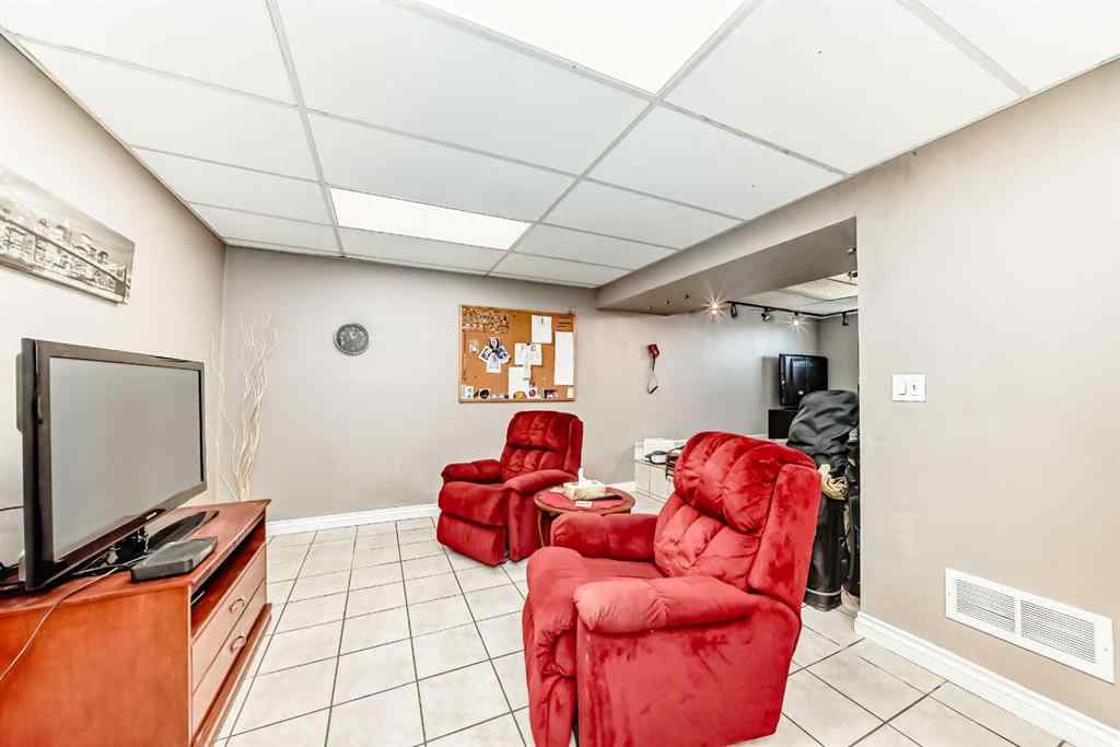MLS® A2242030 - 32 Radcliffe Bay SE in Albert Park/Radisson Heights Calgary, Residential