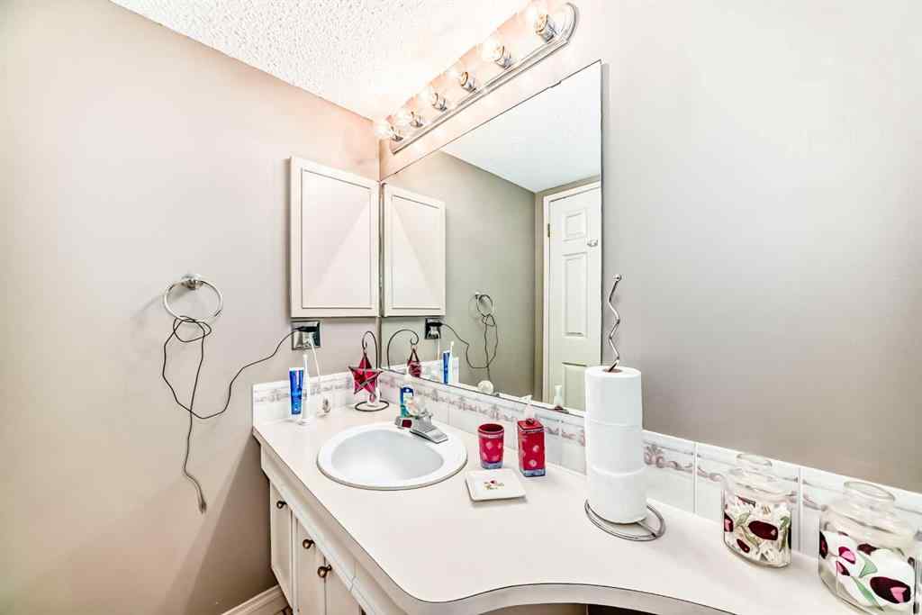 MLS® A2242030 - 32 Radcliffe Bay SE in Albert Park/Radisson Heights Calgary, Residential