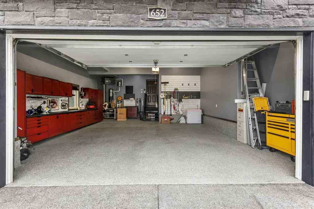 MLS® A2242046 - 652 Quarry Way SE in Douglasdale/Glen Calgary, Residential