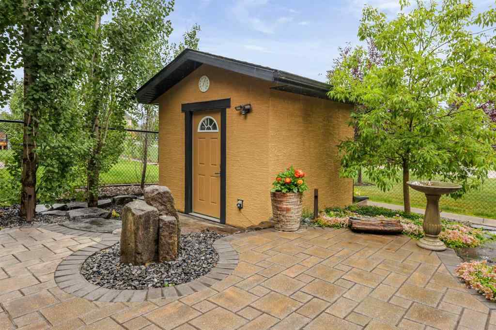 MLS® A2242046 - 652 Quarry Way SE in Douglasdale/Glen Calgary, Residential