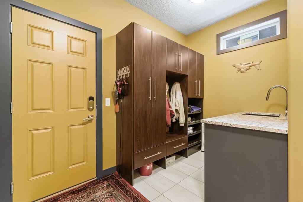MLS® A2242046 - 652 Quarry Way SE in Douglasdale/Glen Calgary, Residential