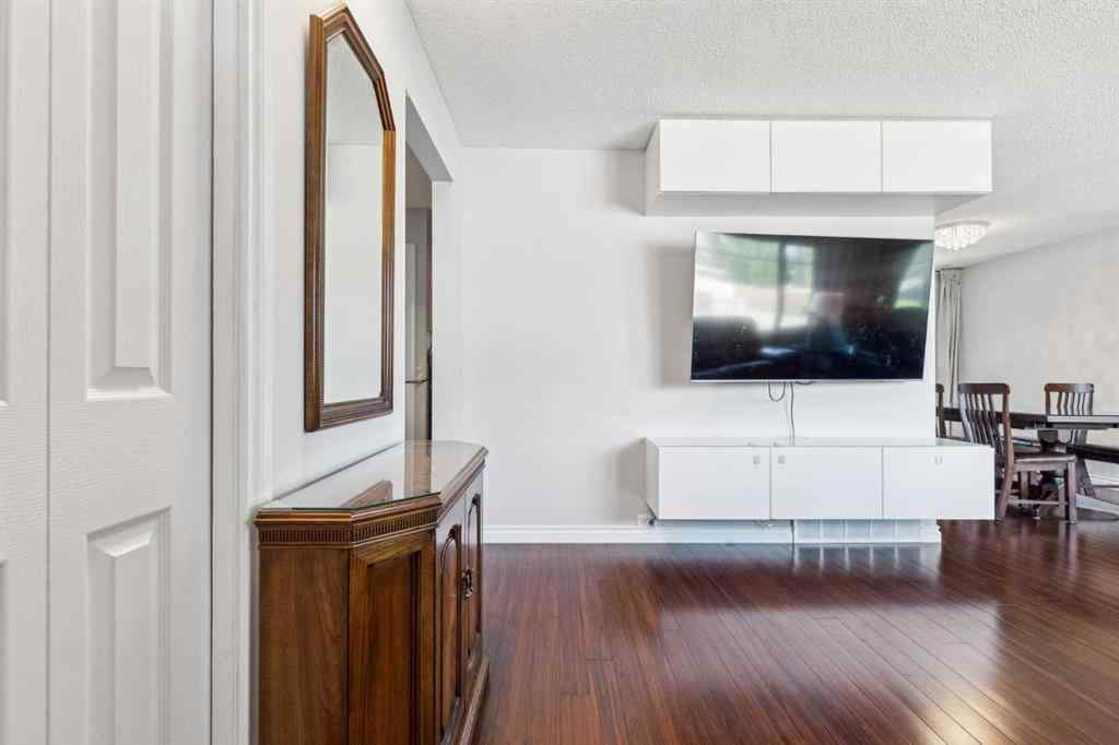 MLS® A2242047 - 2119 Vista Crescent NE in Vista Heights Calgary, Residential
