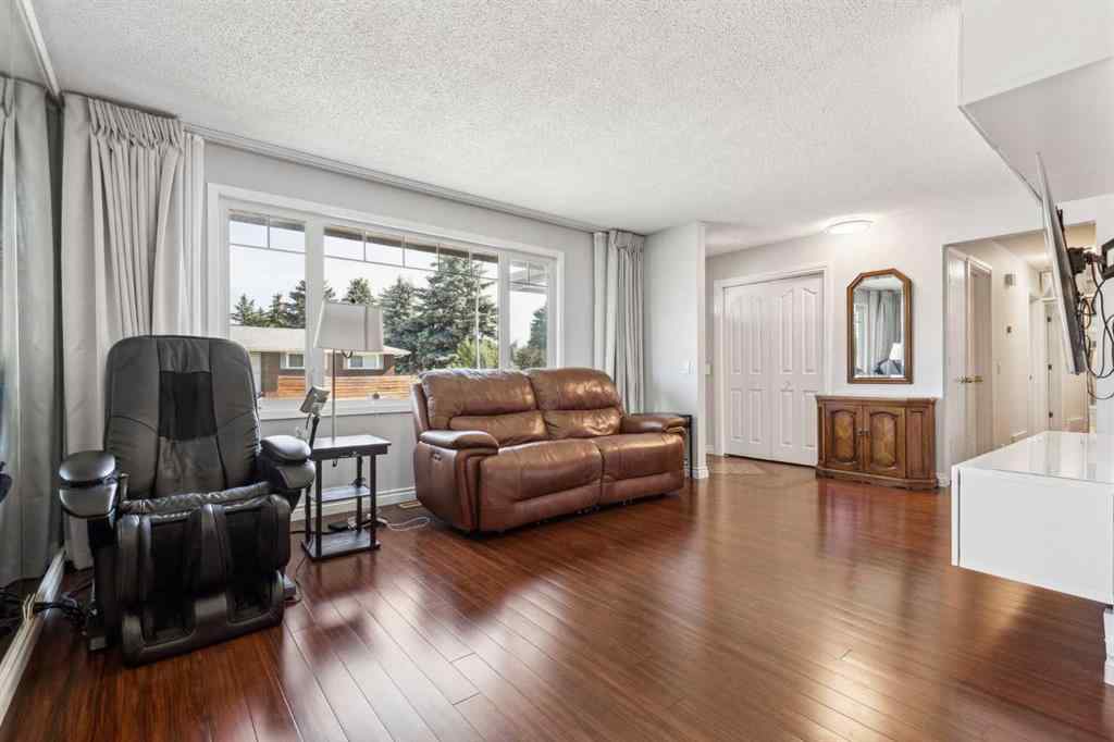 MLS® A2242047 - 2119 Vista Crescent NE in Vista Heights Calgary, Residential