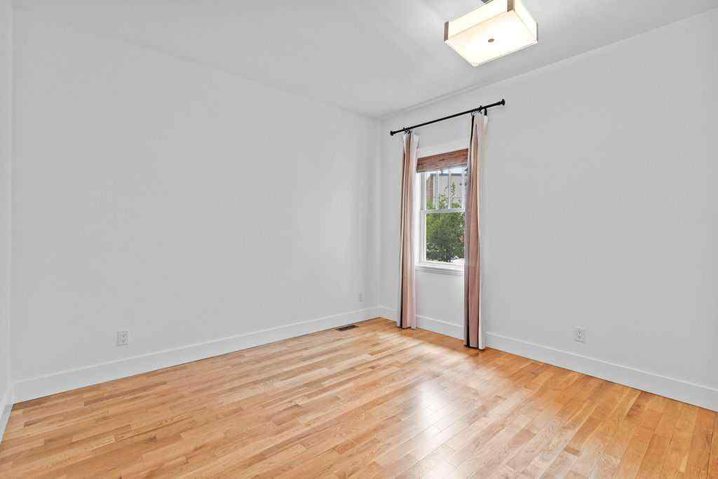 MLS® A2242075 - 914 5A Street NW in Sunnyside Calgary, Residential