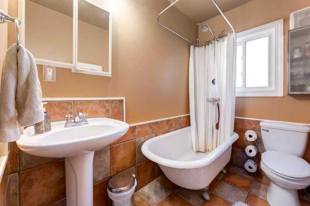 MLS® A2242112 - 202 27 Avenue NE in Tuxedo Park Calgary, Residential
