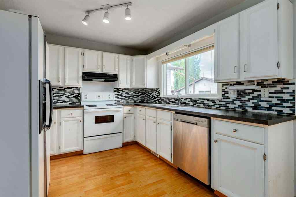MLS® A2242142 - 228 Marquis Place SE in Meadowbrook Airdrie, Residential