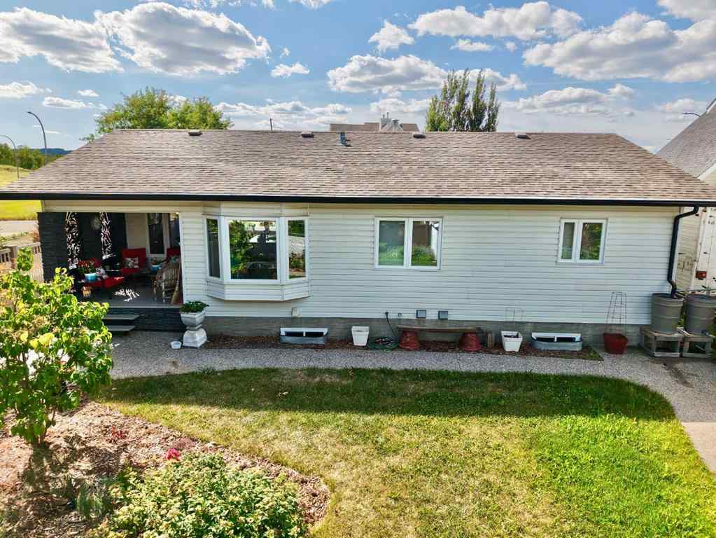 MLS® A2242403 - 10501 83 Street  in Saddleback Ridge Peace River, Residential