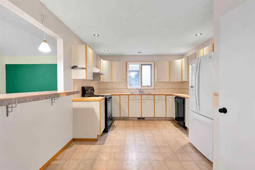 MLS® A2242413 - 2032 Morris Road SE in Meadowbrook Airdrie, Residential