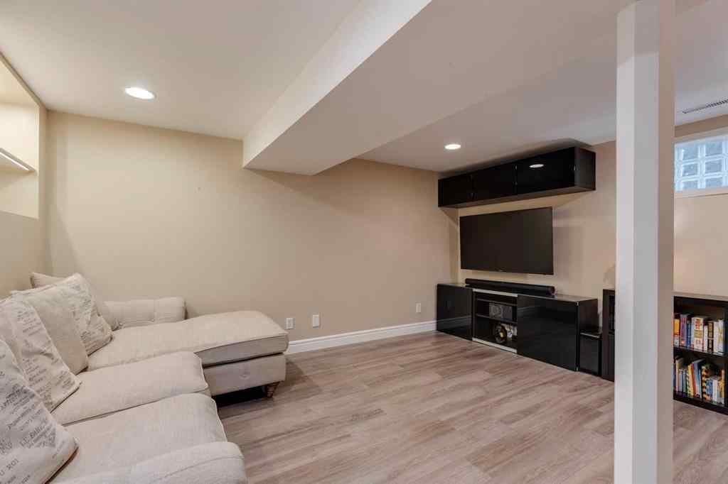 MLS® A2242425 - 239 18 Avenue NE in Tuxedo Park Calgary, Residential