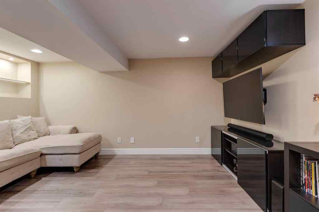MLS® A2242425 - 239 18 Avenue NE in Tuxedo Park Calgary, Residential