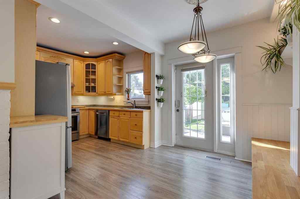 MLS® A2242425 - 239 18 Avenue NE in Tuxedo Park Calgary, Residential