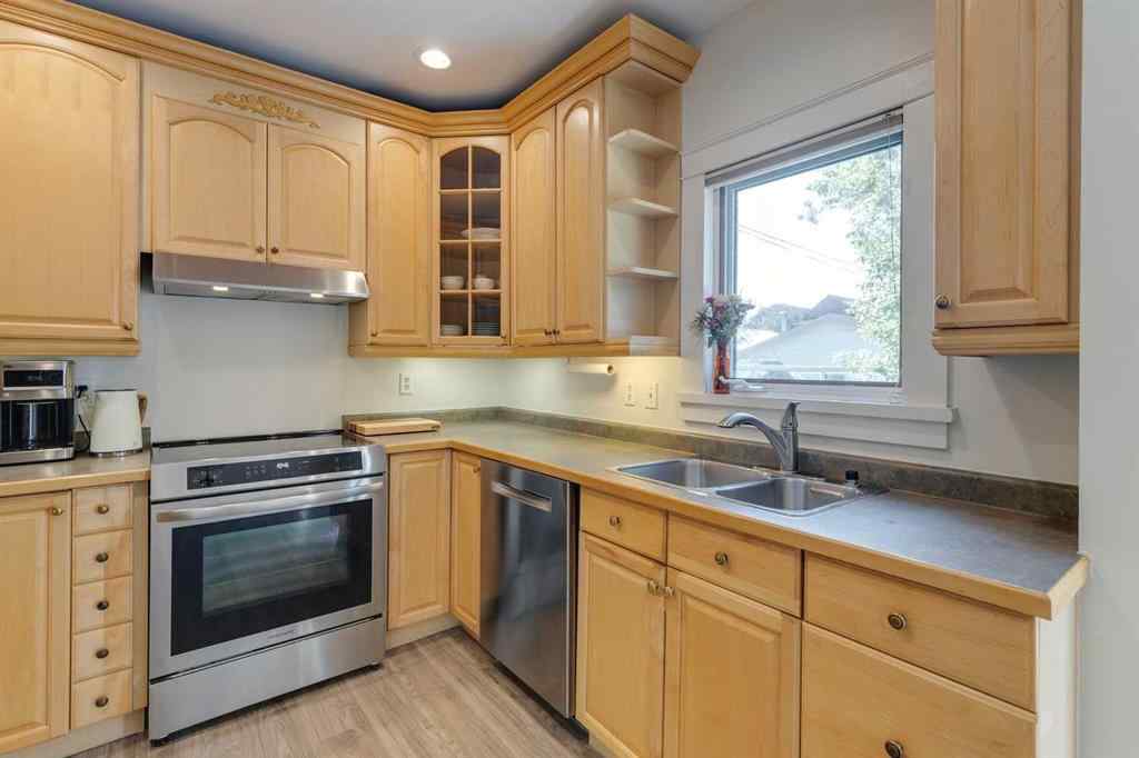 MLS® A2242425 - 239 18 Avenue NE in Tuxedo Park Calgary, Residential