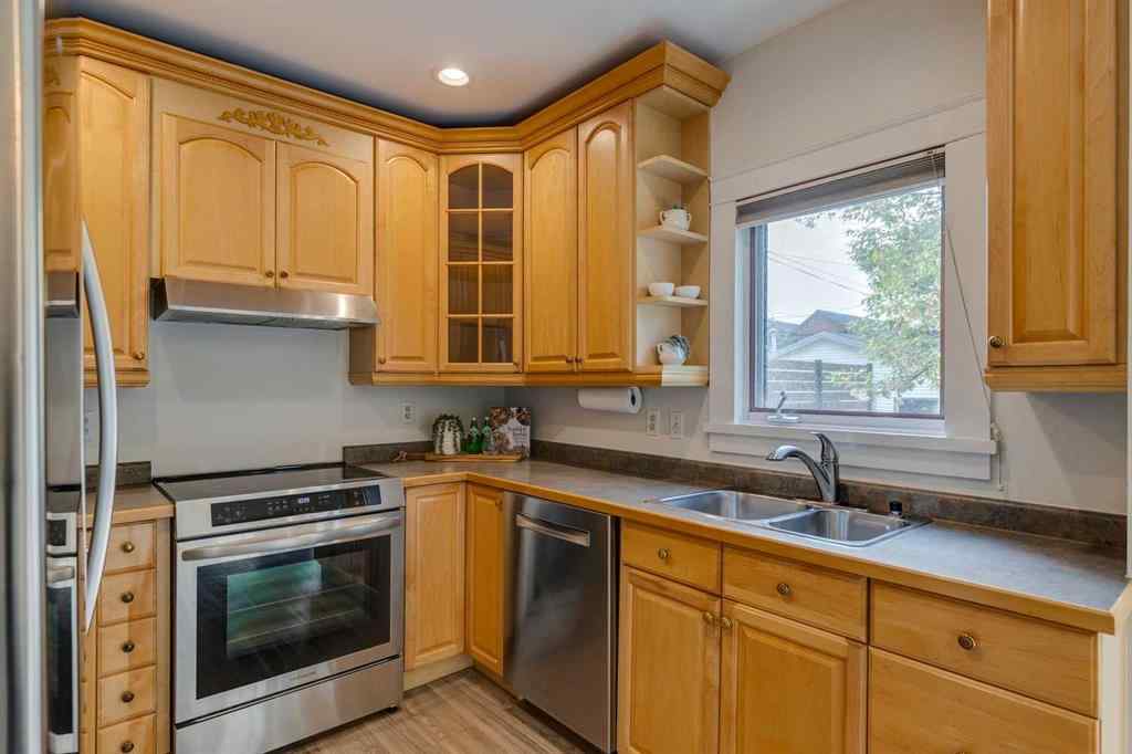 MLS® A2242425 - 239 18 Avenue NE in Tuxedo Park Calgary, Residential